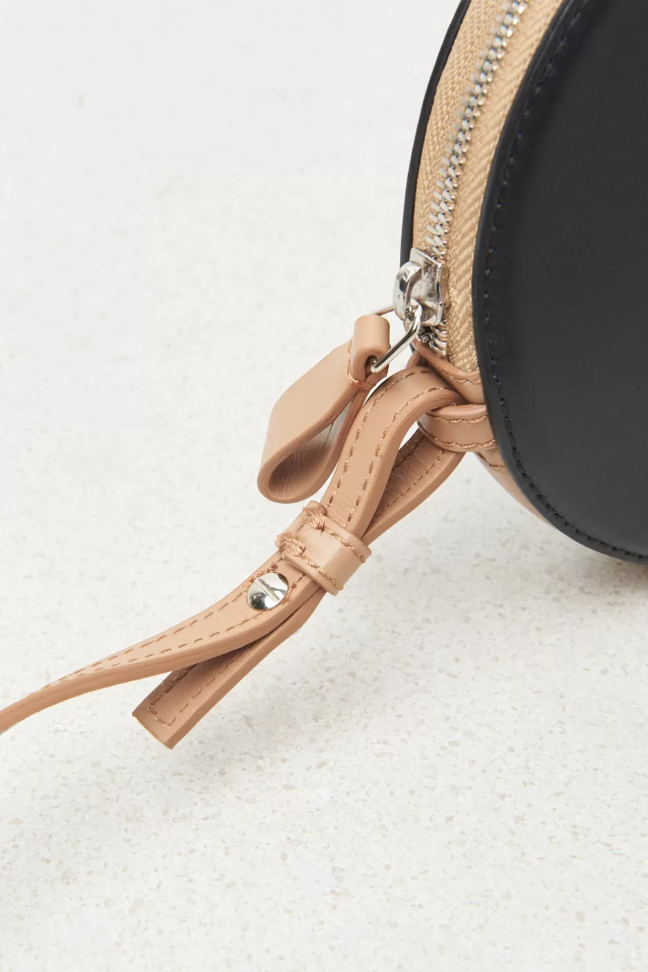 Accessori | Borse | Peserico Borsa Rotonda In Vera Pelle Con Polsiera E Tracolla Nero